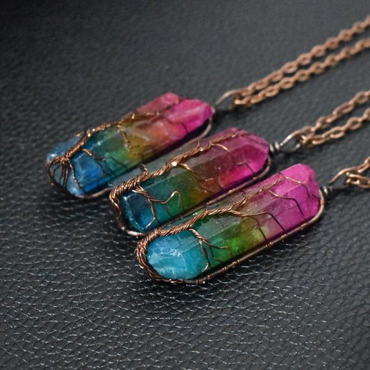 Collier avec pendentif en forme de pilier en cristal de l'arbre de vie Fabiana Stone